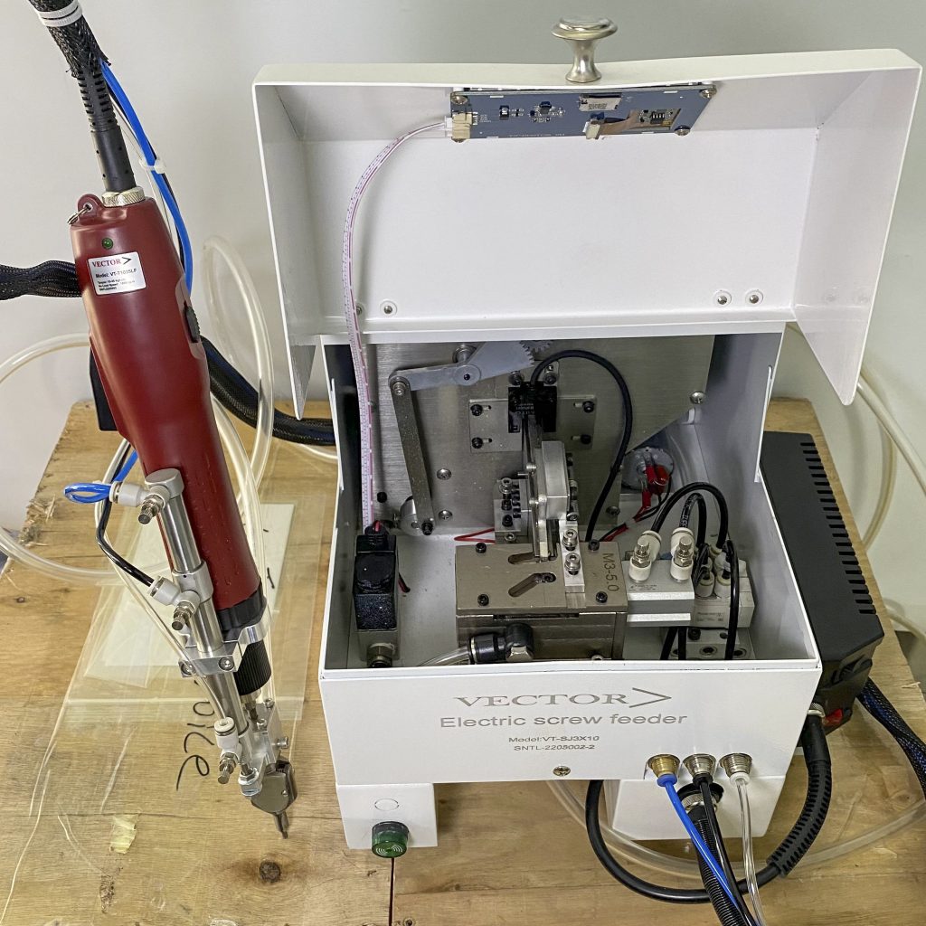 Thay thế robot bằng máy vặn vít cấp vít giúp loại bỏ hoàn toàn rủi ro