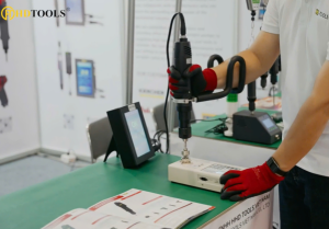 máy bắn vít tự động cầm tay